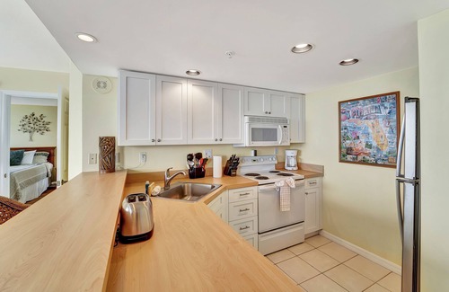 Fort Myers Beach Condo | Oceanfront condo with pool, hot tub, beach access, & washer/dryer