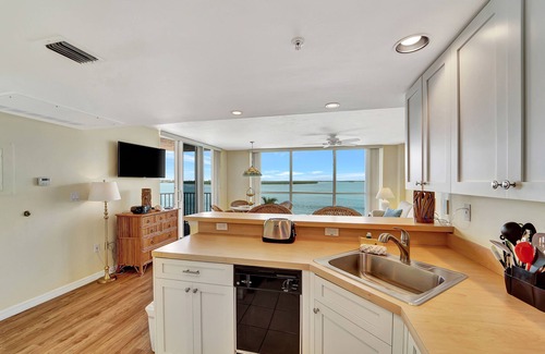 Fort Myers Beach Condo | Oceanfront condo with pool, hot tub, beach access, & washer/dryer