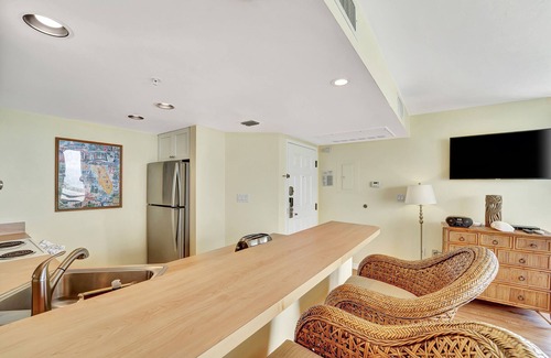 Fort Myers Beach Condo | Oceanfront condo with pool, hot tub, beach access, & washer/dryer