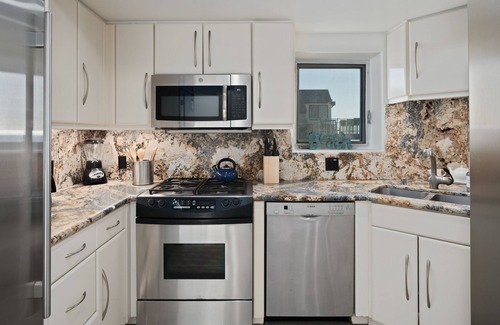 Mission Beach House | Oceanfront Condo w/Private Roof Deck & High-End