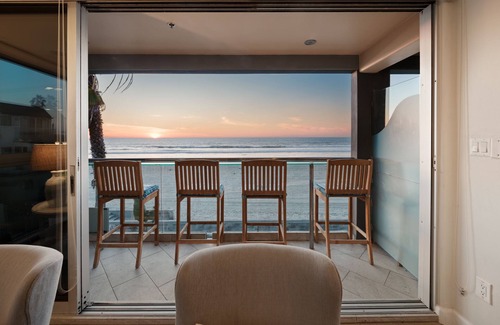 Mission Beach House | Oceanfront Condo w/Private Roof Deck & High-End