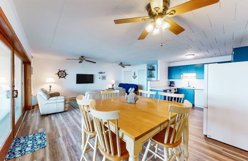 Midtown Ocean City Condo | Oceanfront condo with balcony, pool, washer/dryer, & full kitchen - golf nearby
