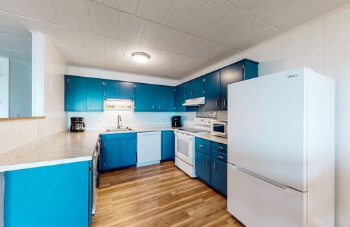 Midtown Ocean City Condo | Oceanfront condo with balcony, pool, washer/dryer, & full kitchen - golf nearby