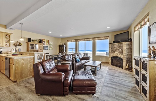 Gold Beach Condo | Oceanfront condo with spectacular ocean view - walk to beach