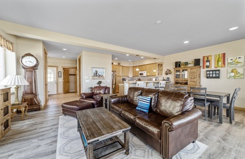 Gold Beach Condo | Oceanfront condo with spectacular ocean view - walk to beach