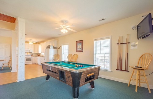 Hatteras Condo | Oceanfront condo with outdoor pool, hot tub & pool table - near beach access