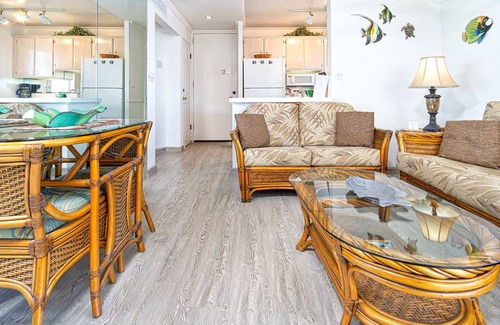 Kailua-Kona Condo | Oceanfront Condo🏄‍♀️Wrap-Around Lanai Almost Hanging Over The Ocean! 🌊 Hale Kona Kai 313