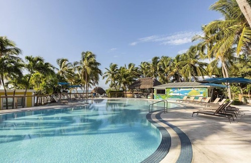 Islamorada Cottage | Oceanfront Cottage in Islamorada! Swimming Pool, Pets Allowed, Free Parking!