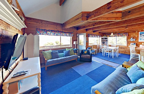South Beach House | Oceanfront Cottage on the Central Oregon Coast - 10 Minutes to Newport