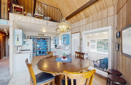 Brookings House | Oceanfront cottage with private hot tub & W/D- central locale near beach access