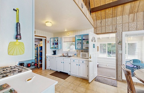 Brookings House | Oceanfront cottage with private hot tub & W/D- central locale near beach access