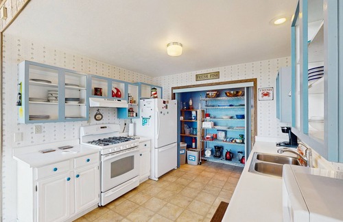 Brookings House | Oceanfront cottage with private hot tub & W/D- central locale near beach access