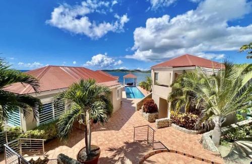 Nazareth House | Oceanfront Cottage with Pool