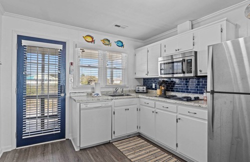 Emerald Isle Apartment | Oceanfront Emerald Isle Gem w/ Beach Access