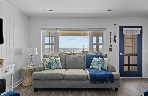 Emerald Isle Apartment | Oceanfront Emerald Isle Gem w/ Beach Access