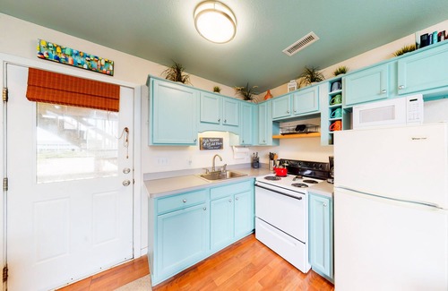 Hatteras Apartment | Oceanfront escape for two with fast WiFi, central AC, & easy beach access