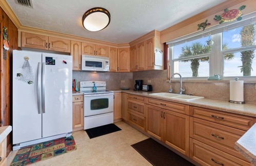 Painters Hill House | Oceanfront Escape w/Private Beach Access & Views! Sleeps 8.