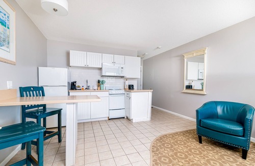 North Truro Apartment | Oceanfront escape with full kitchen, bay-view balcony, AC & firepit