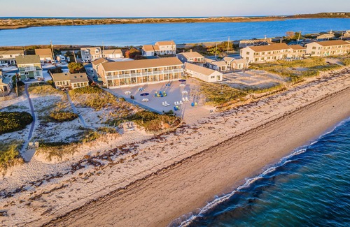 North Truro Apartment | Oceanfront escape with full kitchen, bay-view balcony, AC & firepit