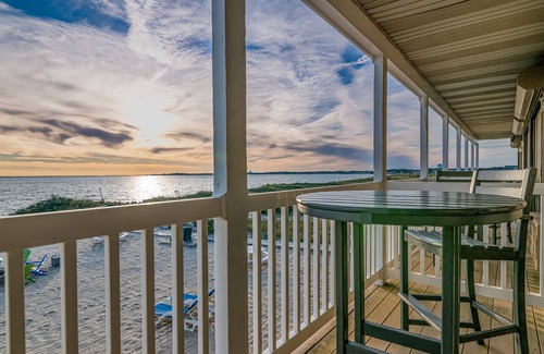 North Truro Apartment | Oceanfront escape with full kitchen, bay-view balcony, AC & firepit
