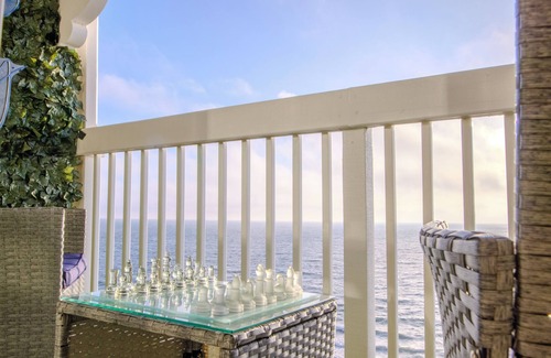 South Redondo Apartment | Oceanfront Gem - 2BR/BA + Balcony & Free Parking - 335