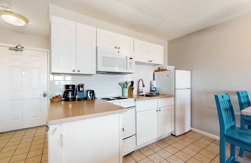 North Truro Apartment | Oceanfront gem with amazing beach views, AC & WiFi - dogs welcome