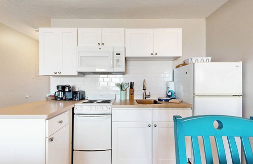 North Truro Apartment | Oceanfront gem with amazing beach views, AC & WiFi - dogs welcome