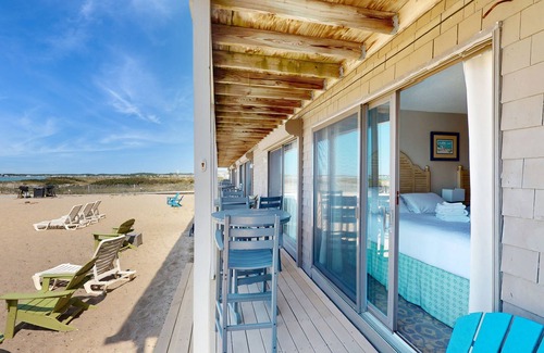 North Truro Apartment | Oceanfront gem with amazing beach views, AC & WiFi - dogs welcome