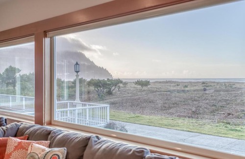 Seaside House | Oceanfront Getaway - Meredith Lodging