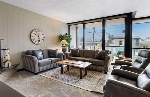 Seaside Condo | Oceanfront getaway with fireplace, indoor pool & sauna