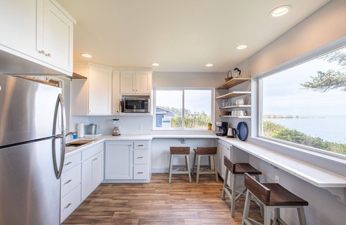 Coos Bay House | Oceanfront Home, Lighthouse, Beach Access, Spectacular Sunsets, Newly Remodeled
