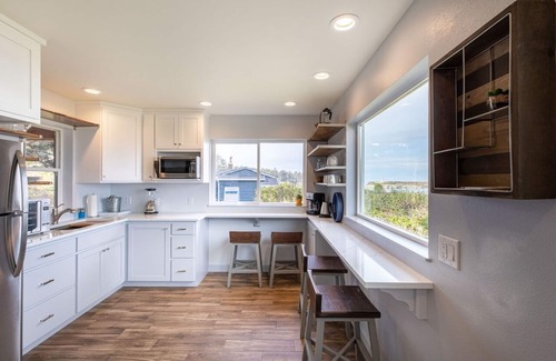 Coos Bay House | Oceanfront Home, Lighthouse, Beach Access, Spectacular Sunsets, Newly Remodeled