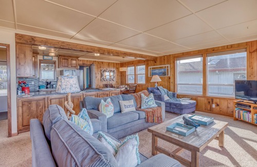 Roads End House | Oceanfront Home w/Ocean View Hot Tub & Easy Beach Access!
