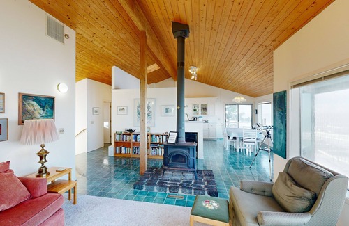 Oceanside House | Oceanfront home w/WiFi, two balconies & lovely views - dogs are welcome