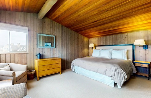Freeland House | Oceanfront home with ocean views, beach access, large deck, fireplace, & W/D