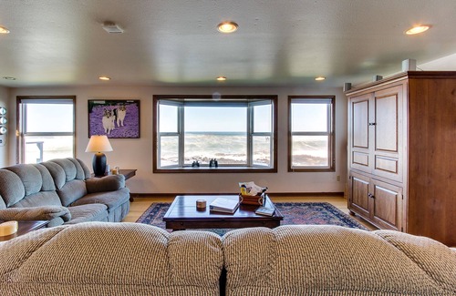 Yachats House | Oceanfront home with tidepools in the yard - short drive to the sand