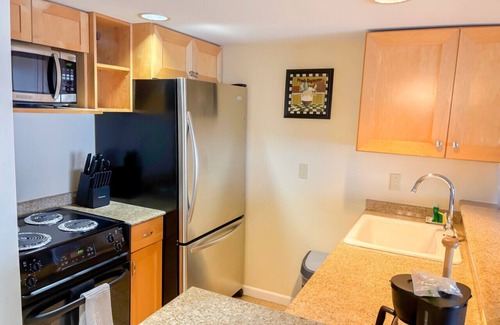 Waikiki Condo | Oceanfront Ilikai Studio 2127 in Waikiki – Stunning Harbor Views, Walk to Beach | Sleeps 4