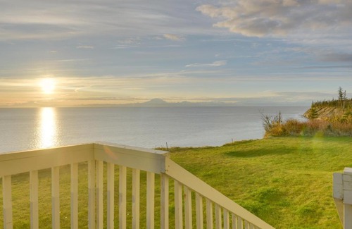 Kenai Villa | Oceanfront Kenai Villa with Fireplace and Deck