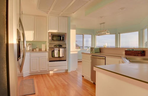 Kenai Villa | Oceanfront Kenai Villa with Fireplace and Deck