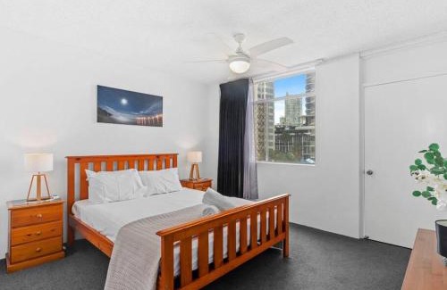 Surfers Paradise Apartment | Oceanfront Living at Sun Tower