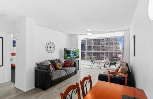 Surfers Paradise Apartment | Oceanfront Living at Sun Tower
