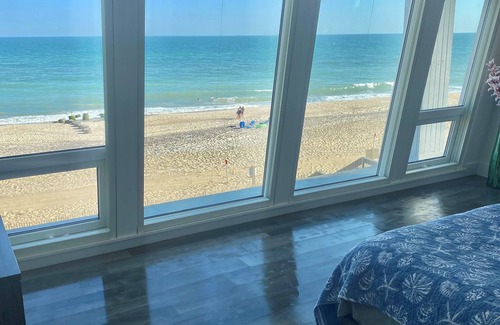 Ocean Beach House | OCEANFRONT Luxury 5 Bedroom house, Heated Pool, Jacuzzi. Sleeps 12
