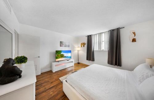 Hollywood South Central Beach Apartment | Oceanfront Luxury Condo with Stunning Views and Resort Amenities