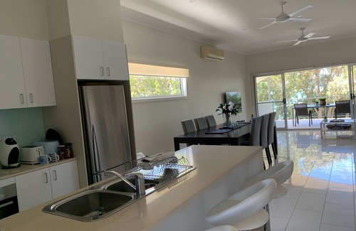 Urangan House | OCEANFRONT LUXURY TOWNHOUSE OPPOSITE THE BEST BEACH IN HERVEY BAY!