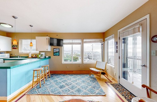 Newport Condo | Oceanfront Nye Beach condo with gorgeous corner view & beach access