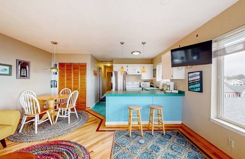 Newport Condo | Oceanfront Nye Beach condo with gorgeous corner view & beach access
