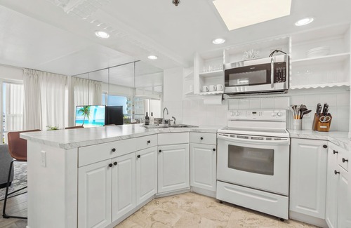 Waikiki Apartment | Oceanfront Oasis at Ilikai Hotel | Private Lanai