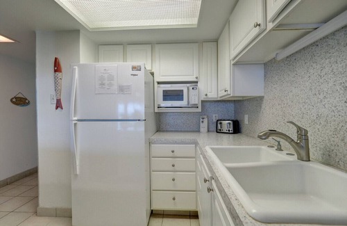Corpus Christi Condo | Oceanfront Oasis: 2-Bedroom Condo Steps from the Sand!