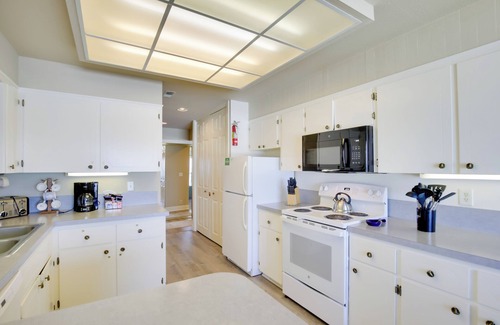 Lincoln Beach Condo | Oceanfront Oregon Retreat - Pool, Sauna & Patio!
