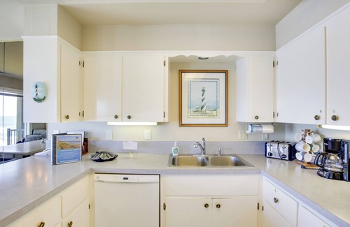 Lincoln Beach Condo | Oceanfront Oregon Retreat - Pool, Sauna & Patio!